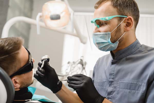 How An Emergency Dentist Can Save Your Tooth